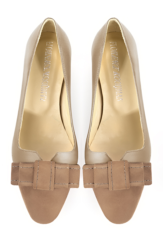 Tan beige women's dress pumps, with a knot on the front. Round toe. Low block heels. Top view - Florence KOOIJMAN